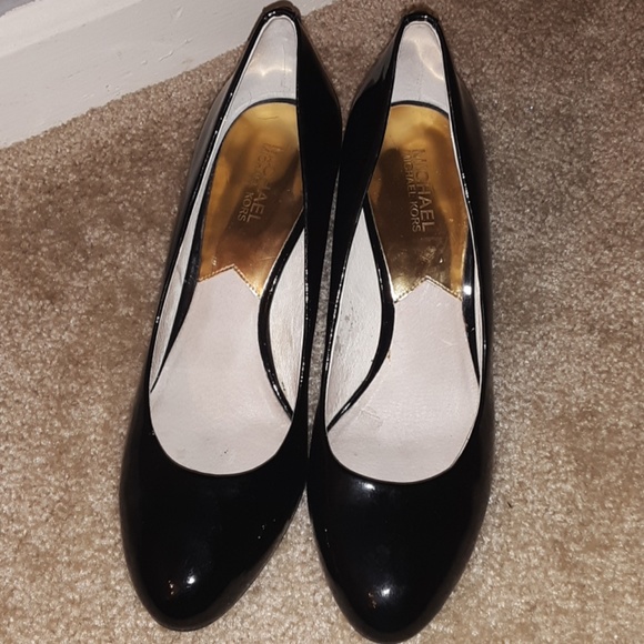 Michael Kors Black patent leather heels. - Picture 4 of 5